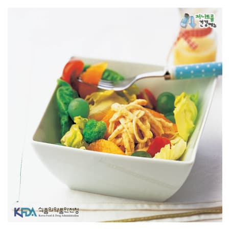 구운 닭고기 샐러드와 저나트륨 과일 드레싱
