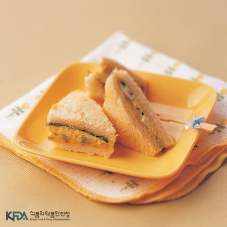 아보카도 달걀 샌드위치