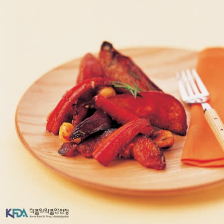 발사믹과 로즈마리로 향을 낸 오븐구이 야채